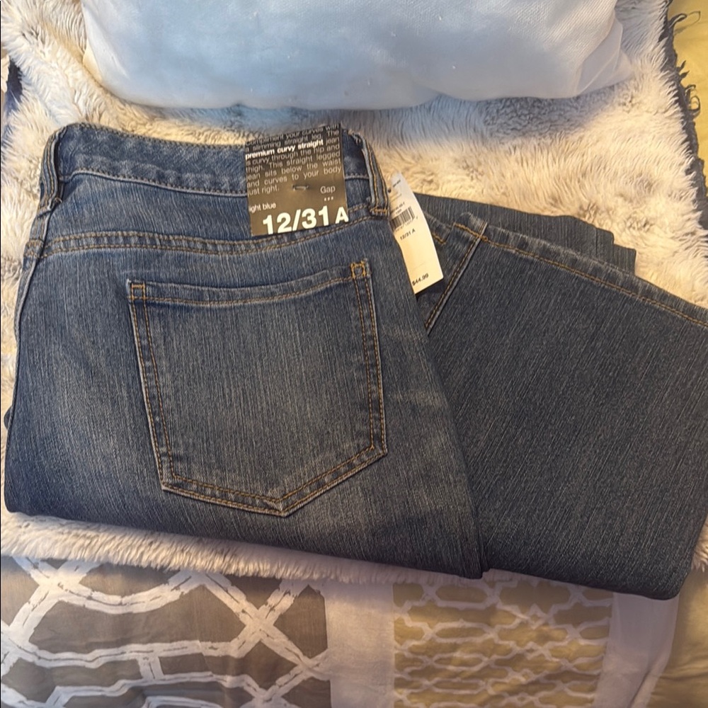 GAP Women’s Premium Curvy Straight Jeans, Size 12/31A NWT.